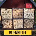 Vers uit de NOP plaatst bijenhotel